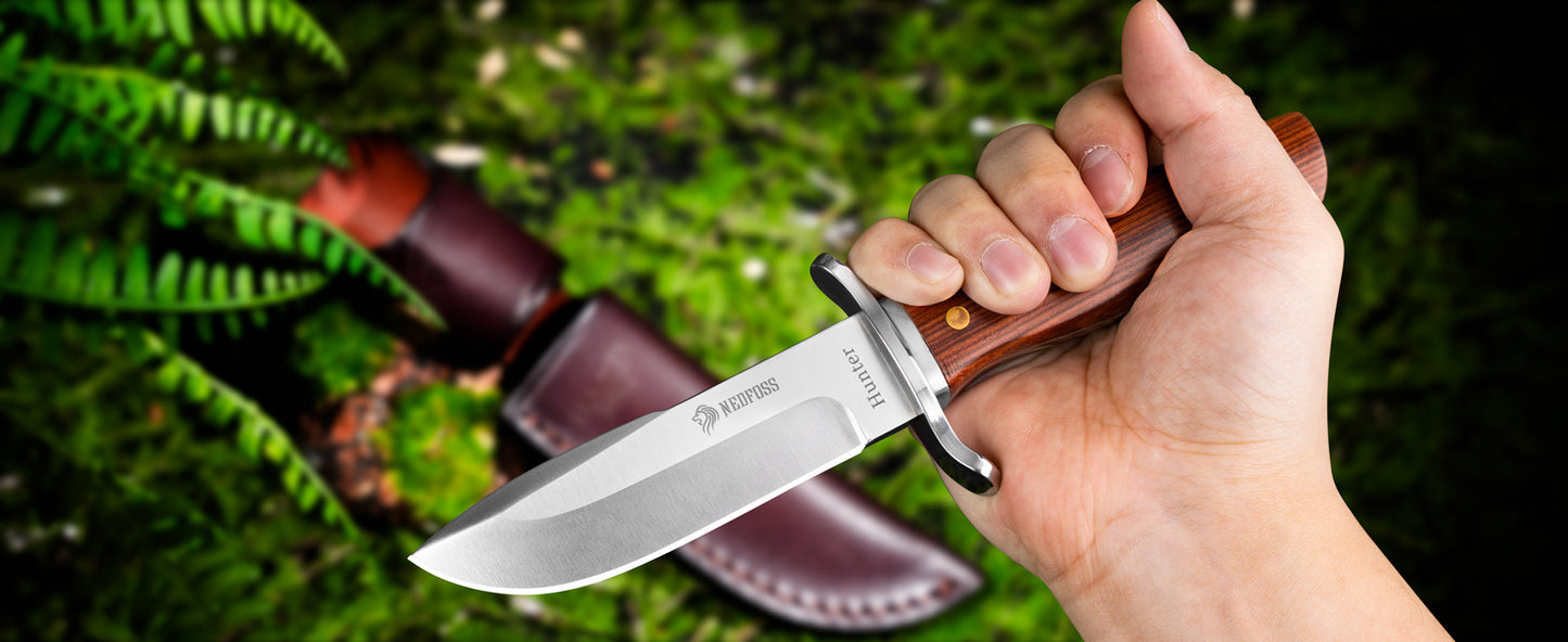 NedFoss HUNTER Jagdmesser, 11cm Bowiemesser aus D2 und Rotholzgriff mit Exquisite Ledertasche, Survival Messer für Outdoor, Extra scharf (Braun)